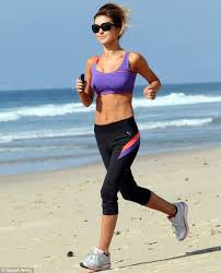 Mulher correndo na praia para emagrecer com saúde