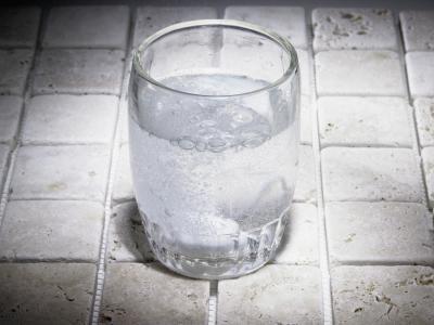 Será que tomar água com gás prejudica a dieta?