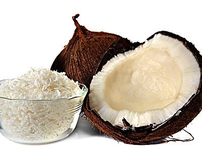 O coco seco pode ser consumido de várias formas e traz muitos benefícios para a saúde. 